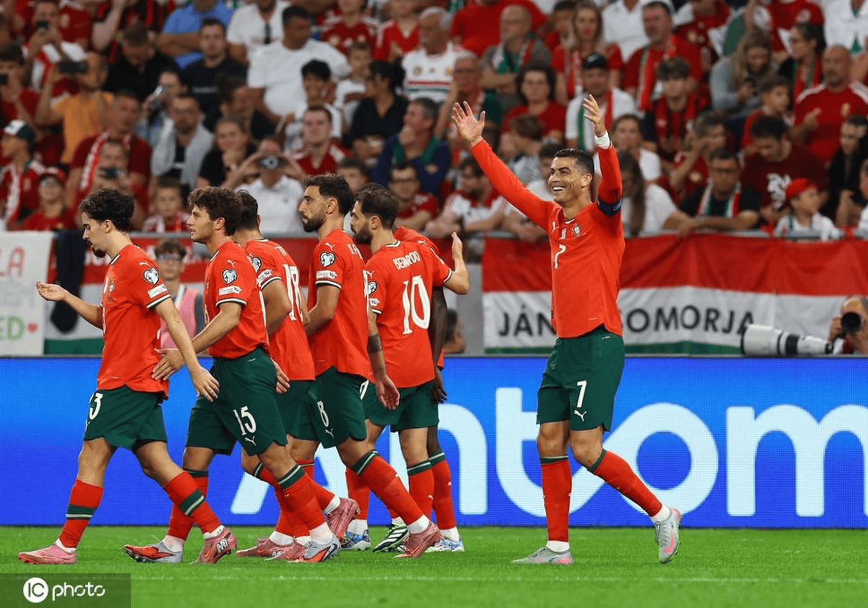 包含匈牙利队队员集体发威，稳住局势逼平对手的词条